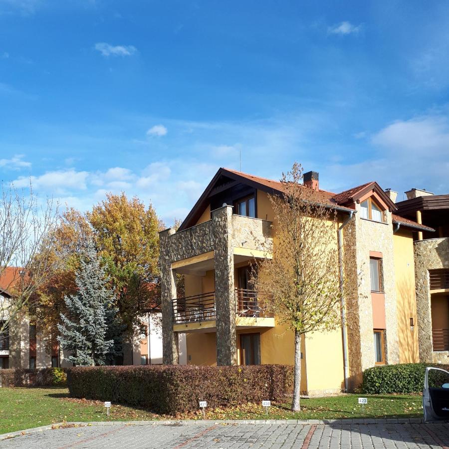 Kamilla Apartman Villapark บุค ภายนอก รูปภาพ